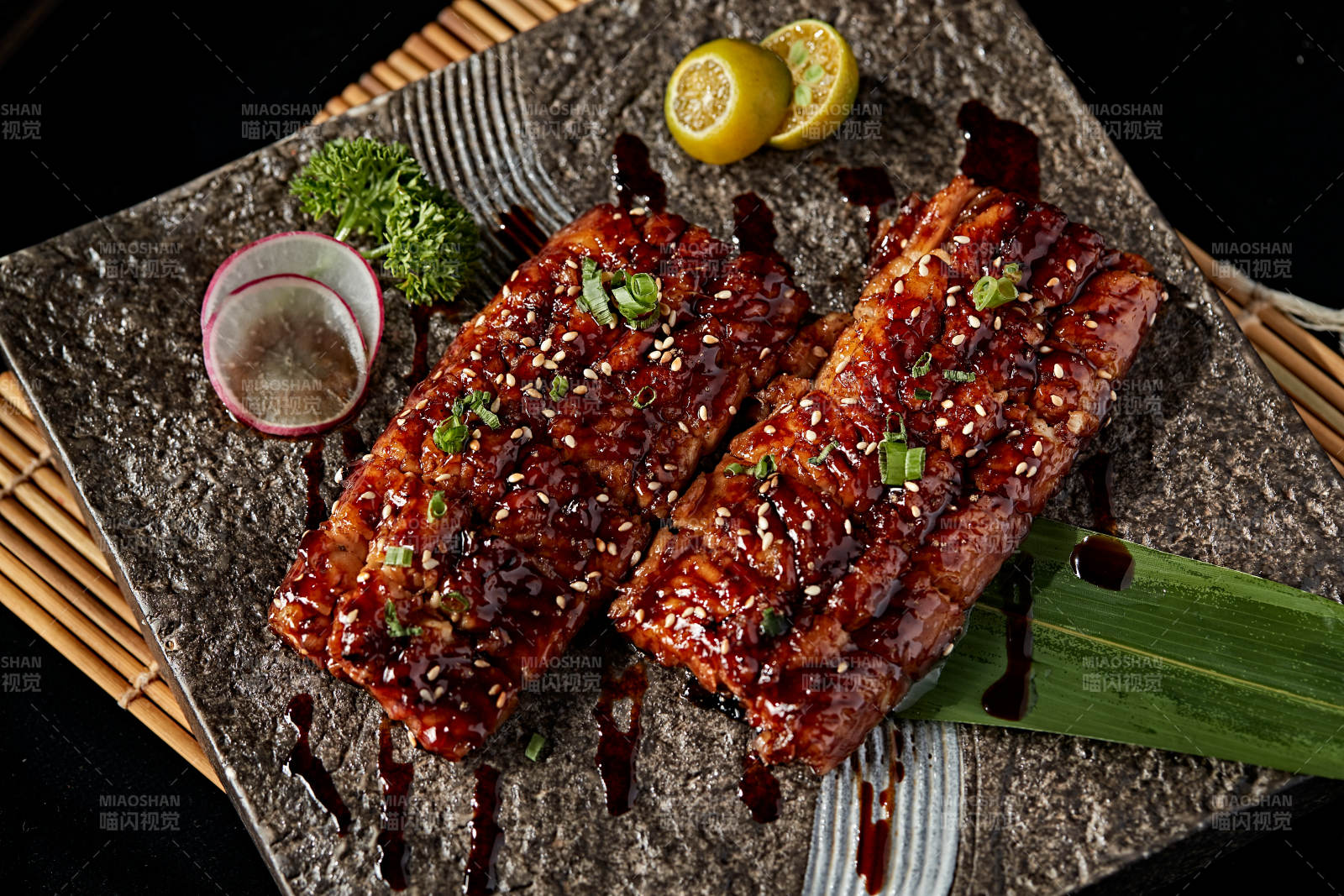 石盤裝的日式烤鰻魚