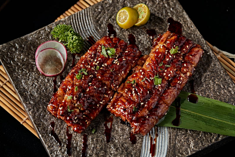 石盘装的日式烤鳗鱼