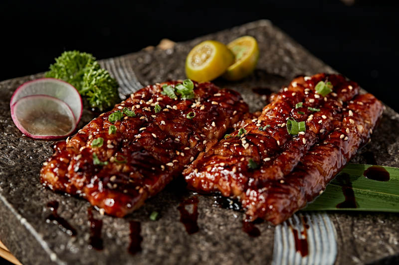 石盘装的日式烤鳗鱼