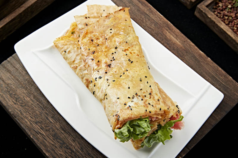 摊鸡蛋煎饼卷生菜火腿里脊肉