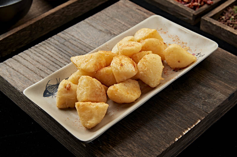 撒粉油炸土豆块