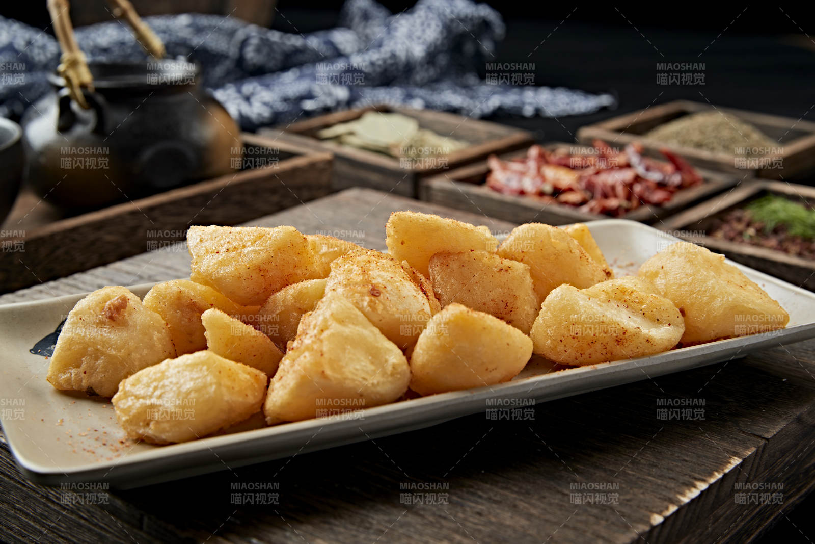 撒粉油炸土豆塊