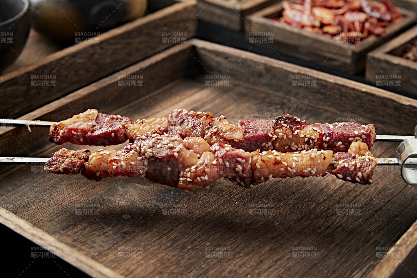 鐵簽串烤大塊羊肉