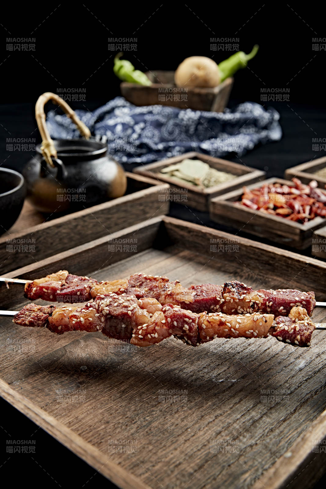 鐵簽串烤大塊羊肉