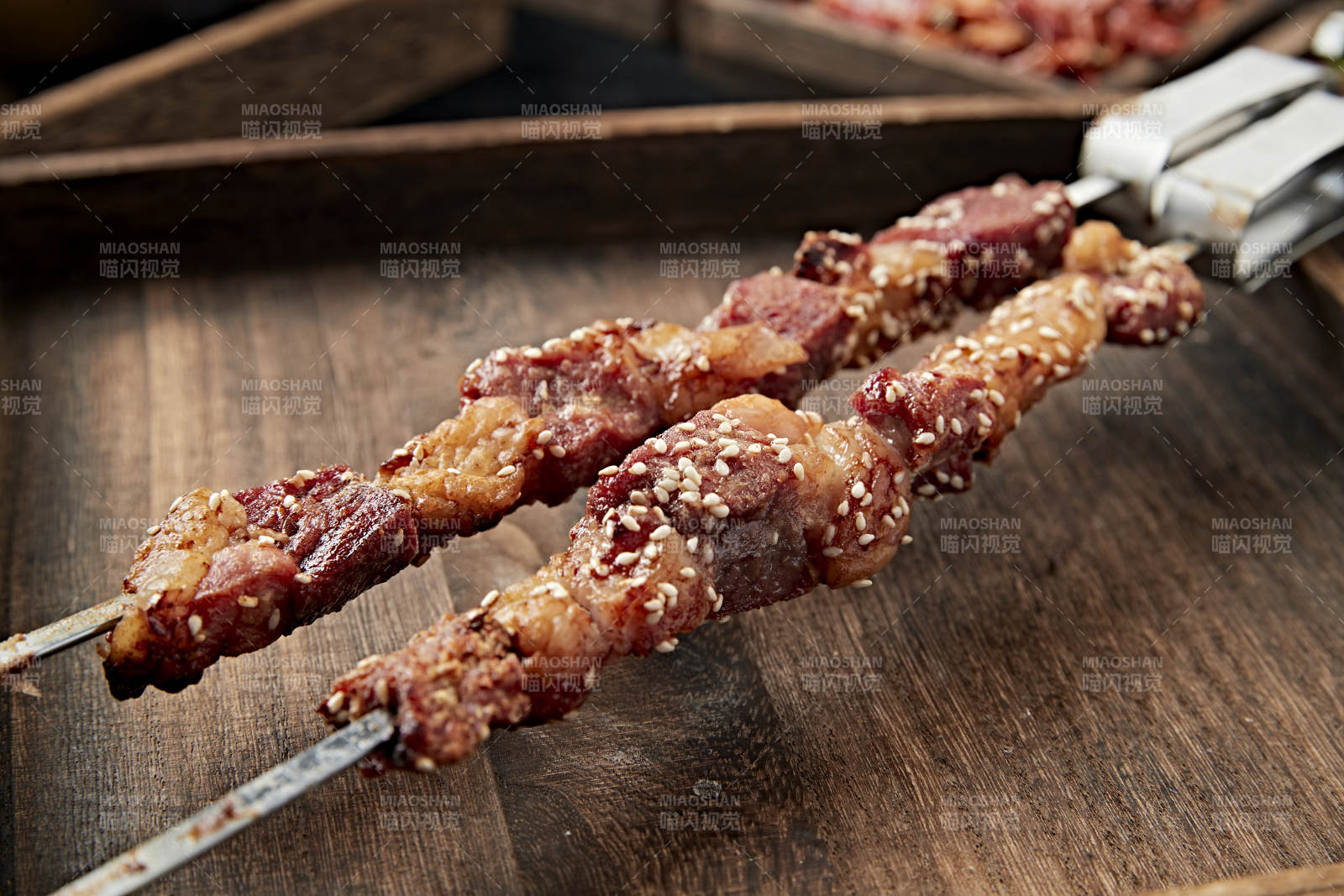 鐵簽串烤大塊羊肉