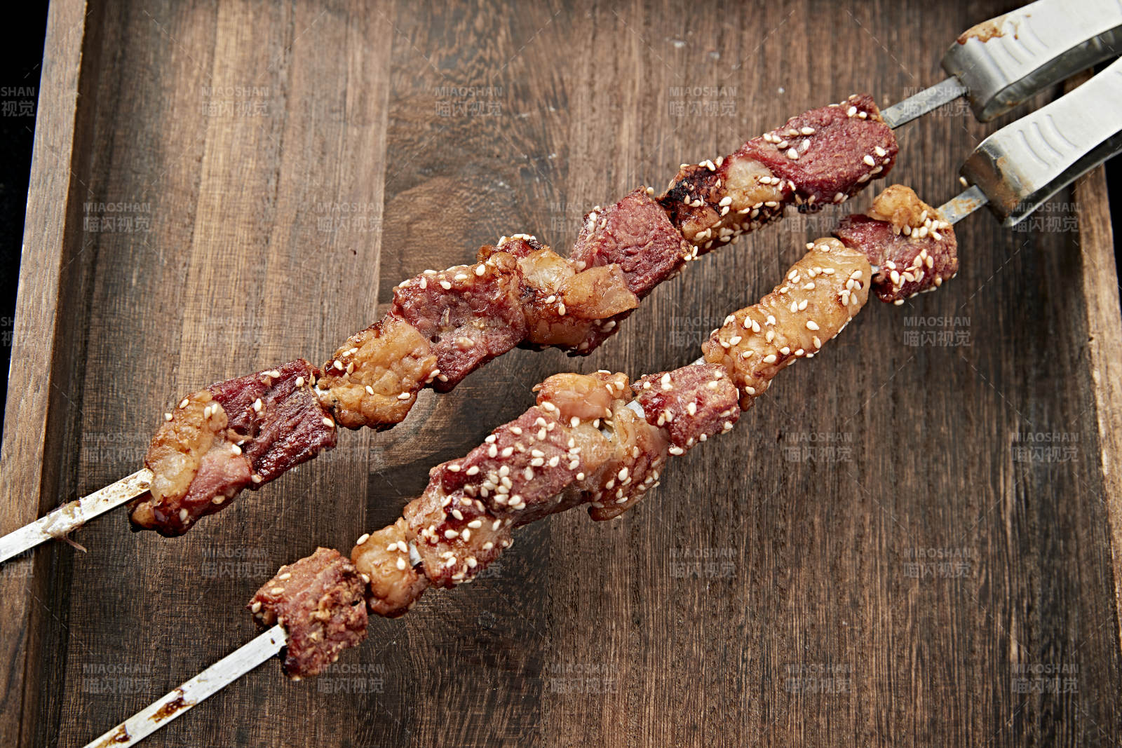 鐵簽串烤大塊羊肉