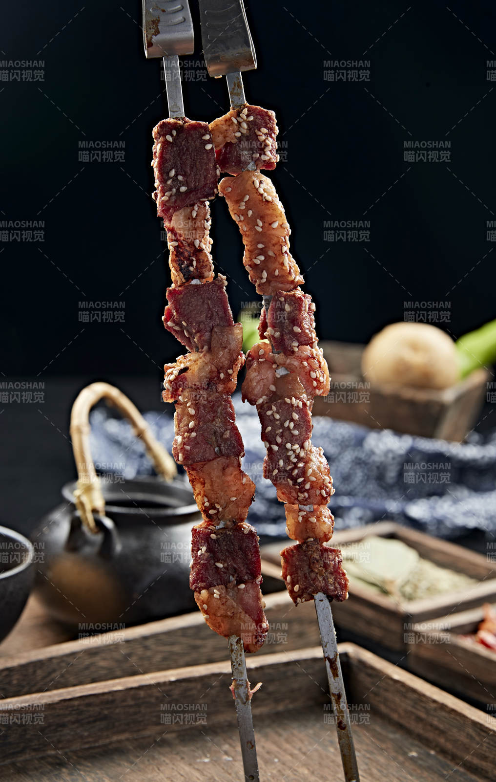 鐵簽串烤大塊羊肉