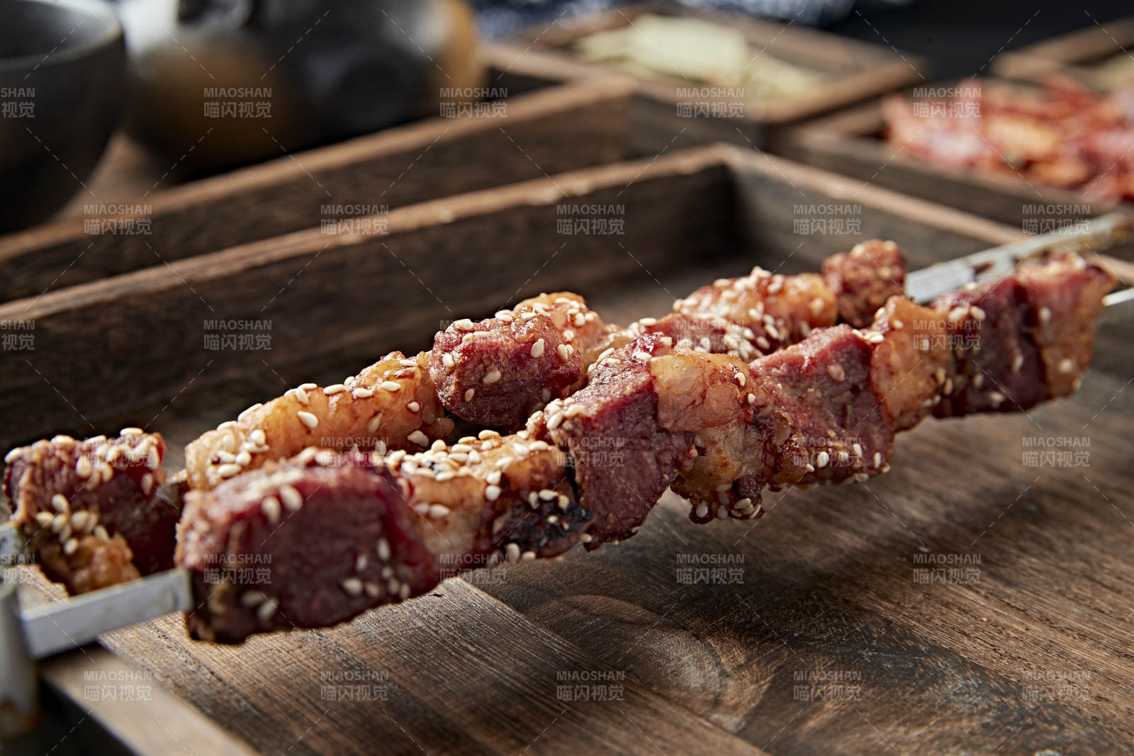 鐵簽串烤大塊羊肉