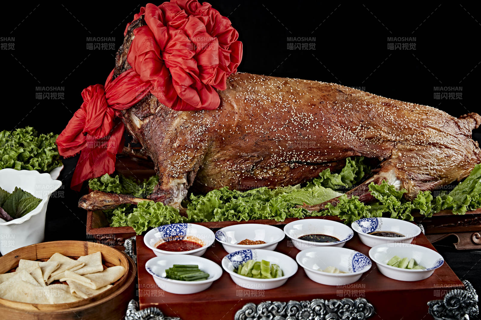 传统馕坑脆皮烤全羊