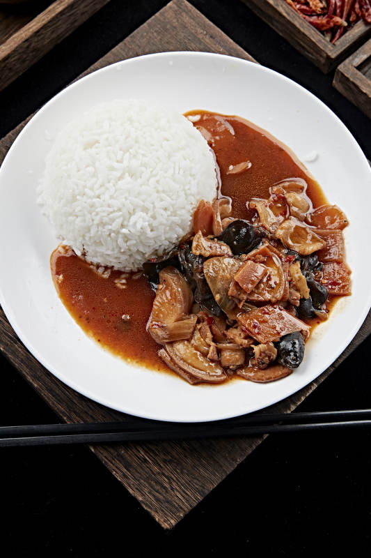 木耳酸菜炒肉盖饭