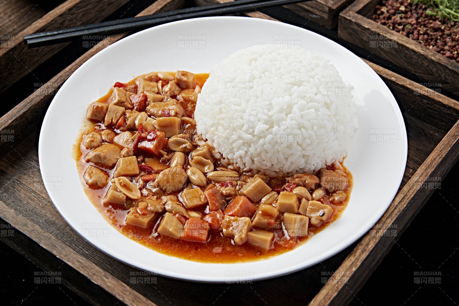 白色瓷盤裝的宮保雞丁蓋飯