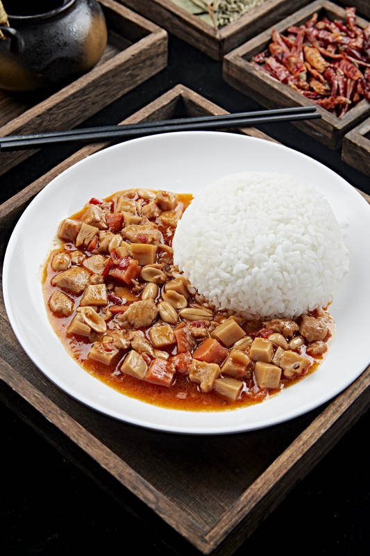 白色瓷盘装的宫保鸡丁盖饭