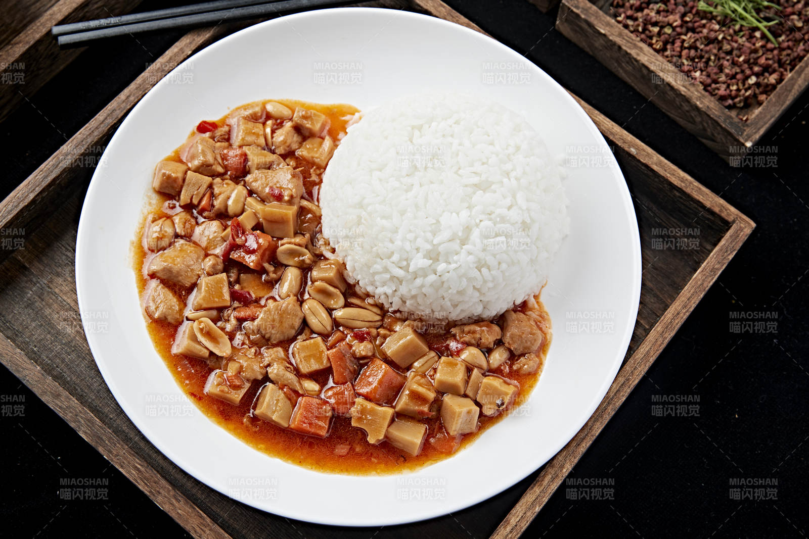 白色瓷盤裝的宮保雞丁蓋飯