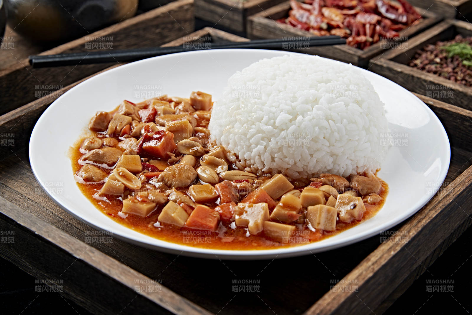 白色瓷盤裝的宮保雞丁蓋飯