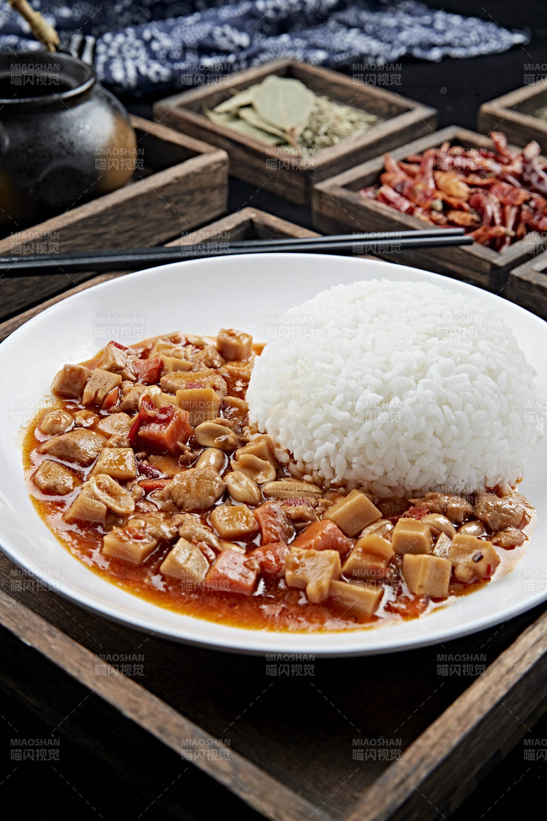 白色瓷盤裝的宮保雞丁蓋飯