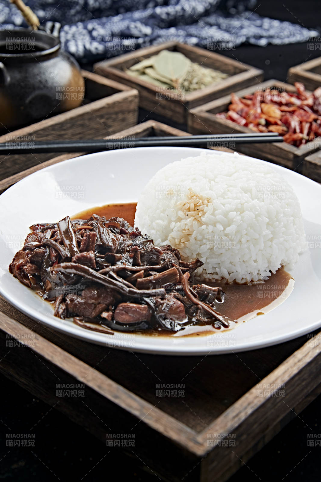 茶树菇炒鸡丁盖饭