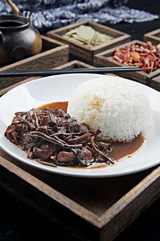 茶树菇炒鸡丁盖饭