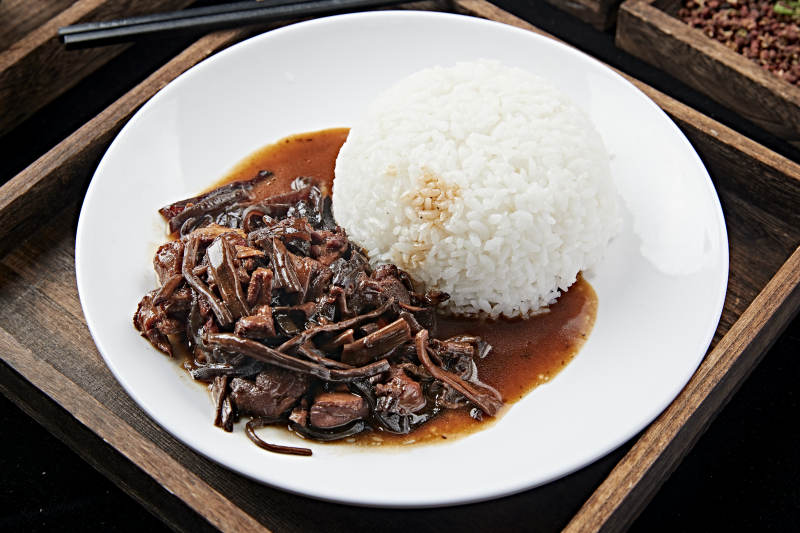 茶树菇炒鸡丁盖饭