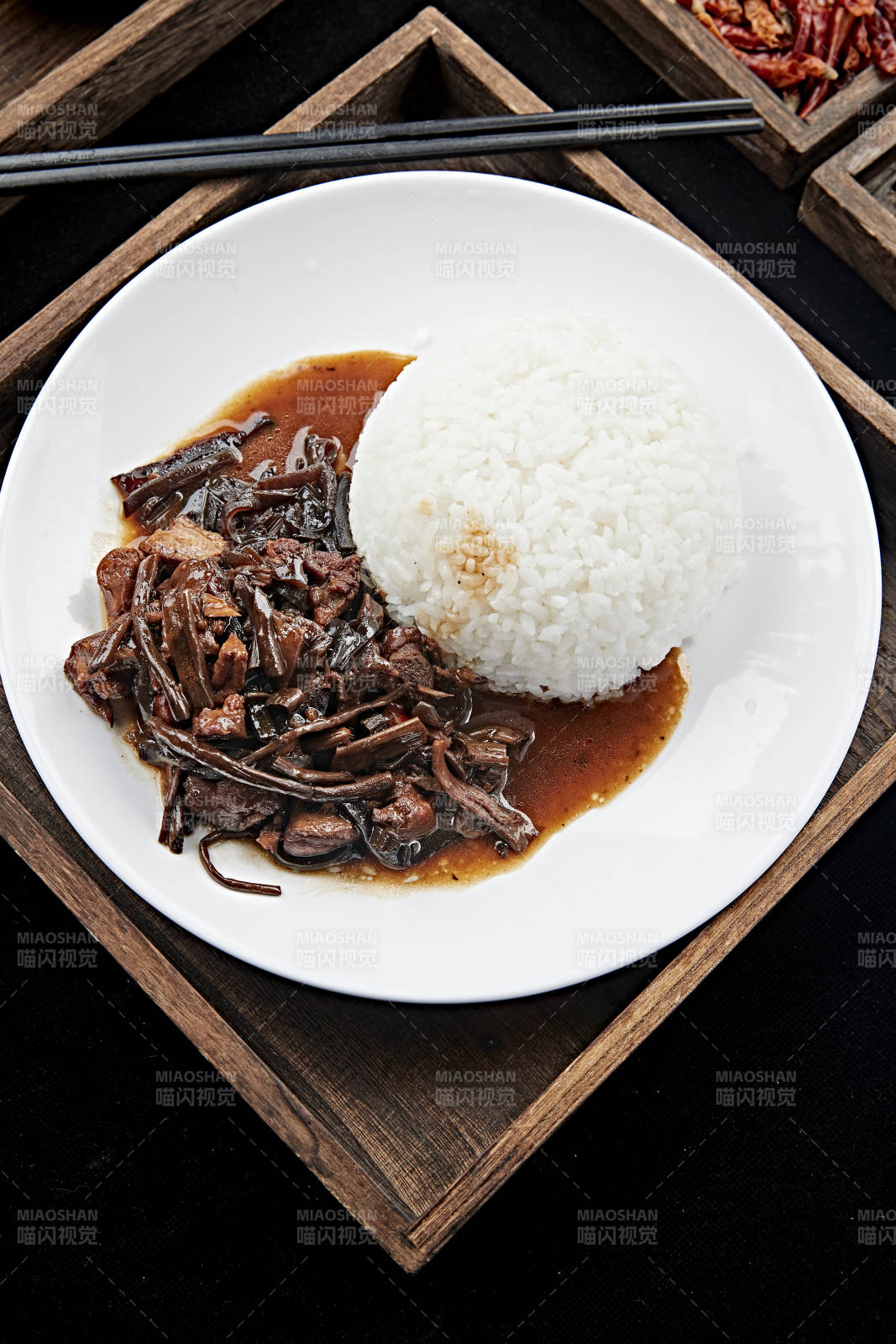 茶树菇炒鸡丁盖饭