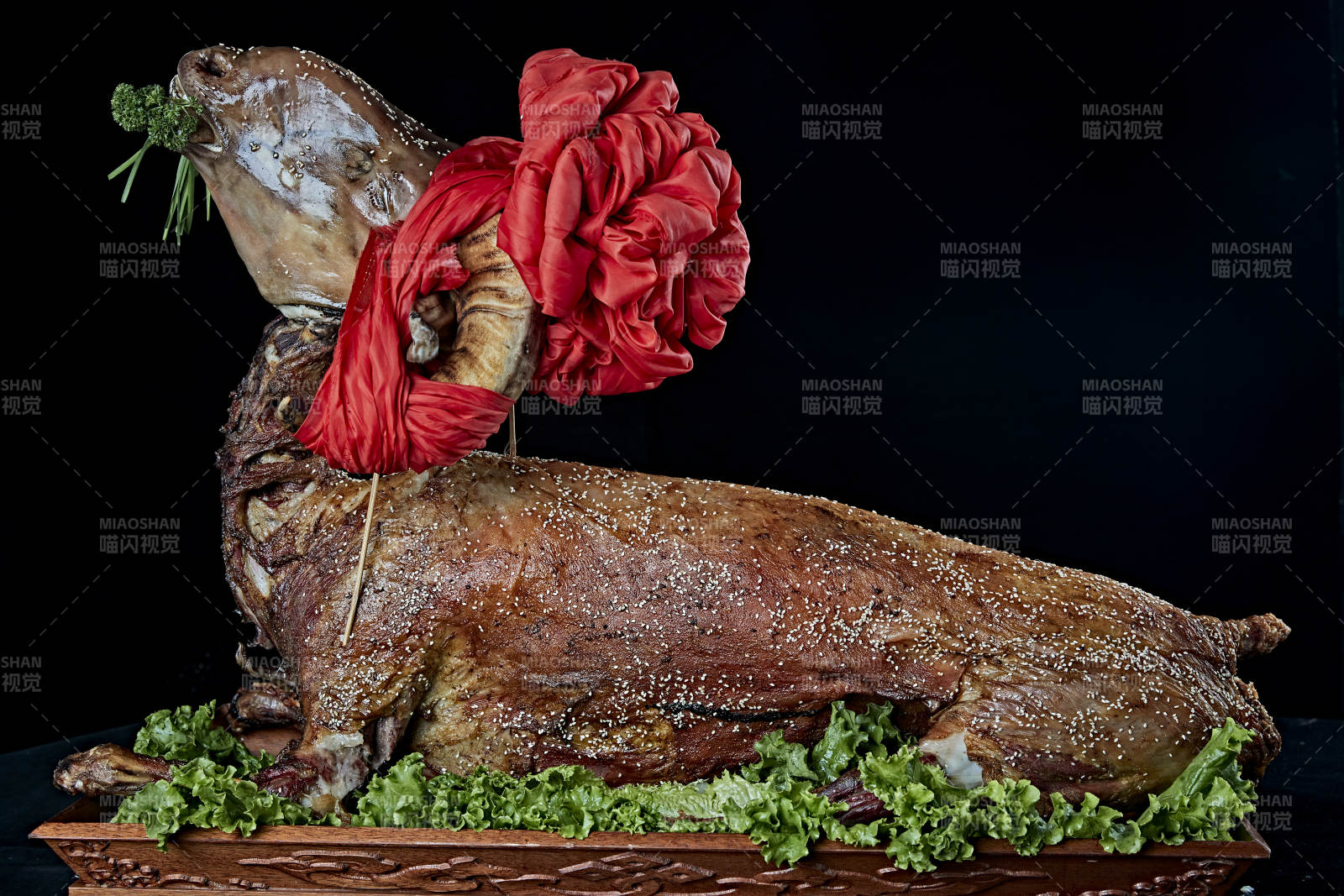 传统馕坑脆皮烤全羊