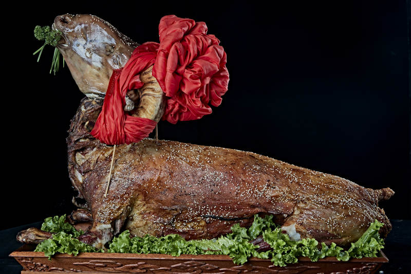 传统馕坑脆皮烤全羊