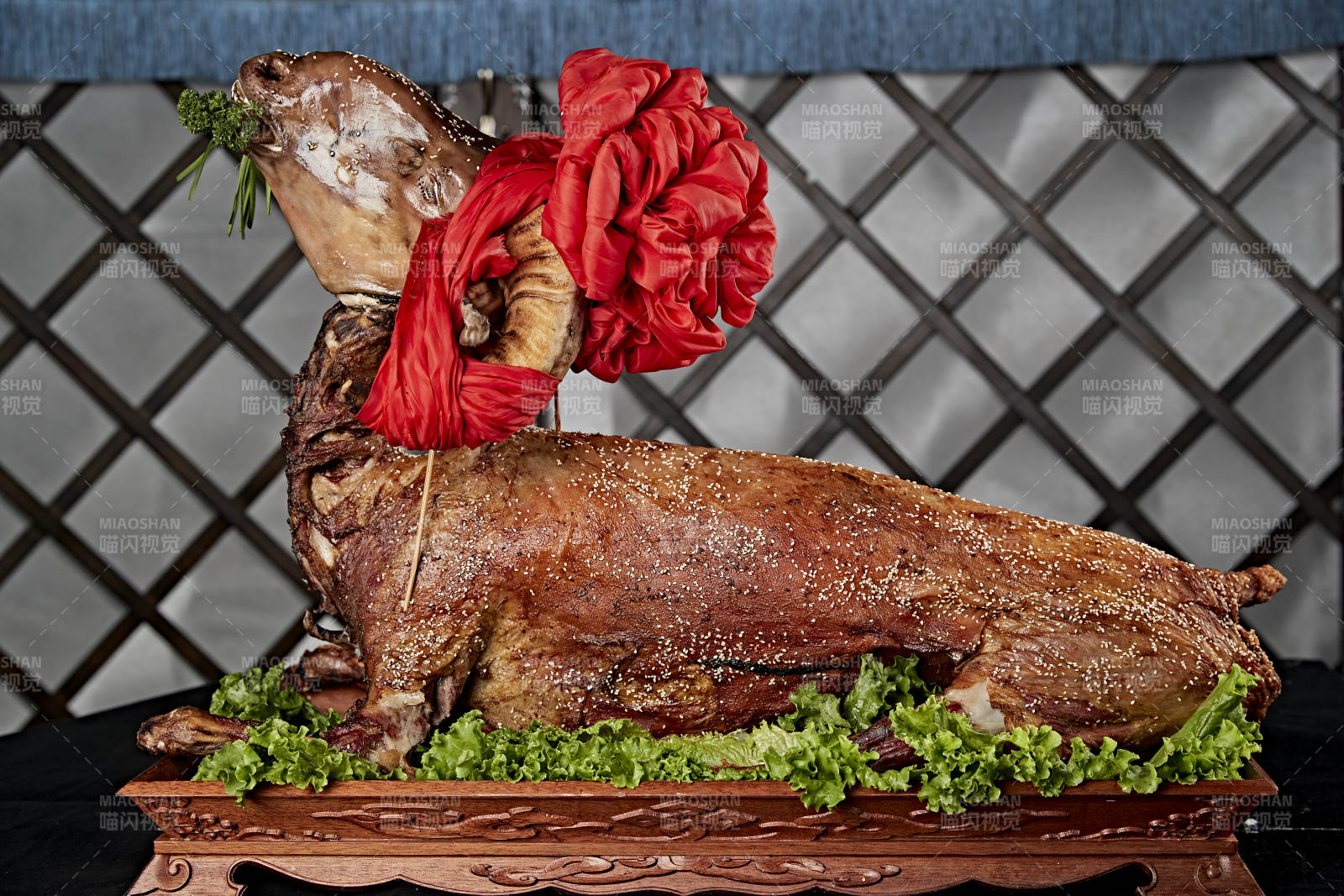 传统馕坑脆皮烤全羊