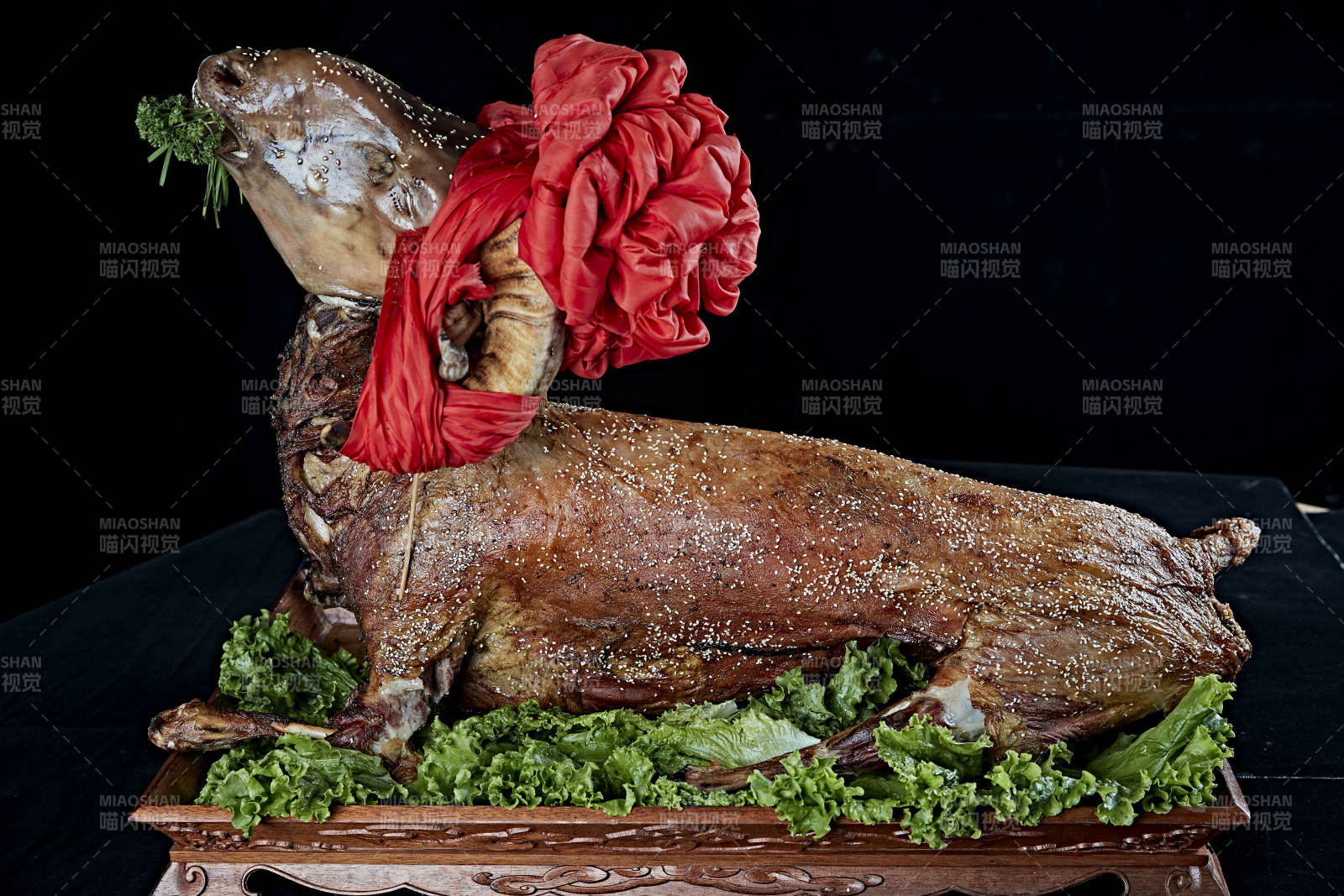 传统馕坑脆皮烤全羊