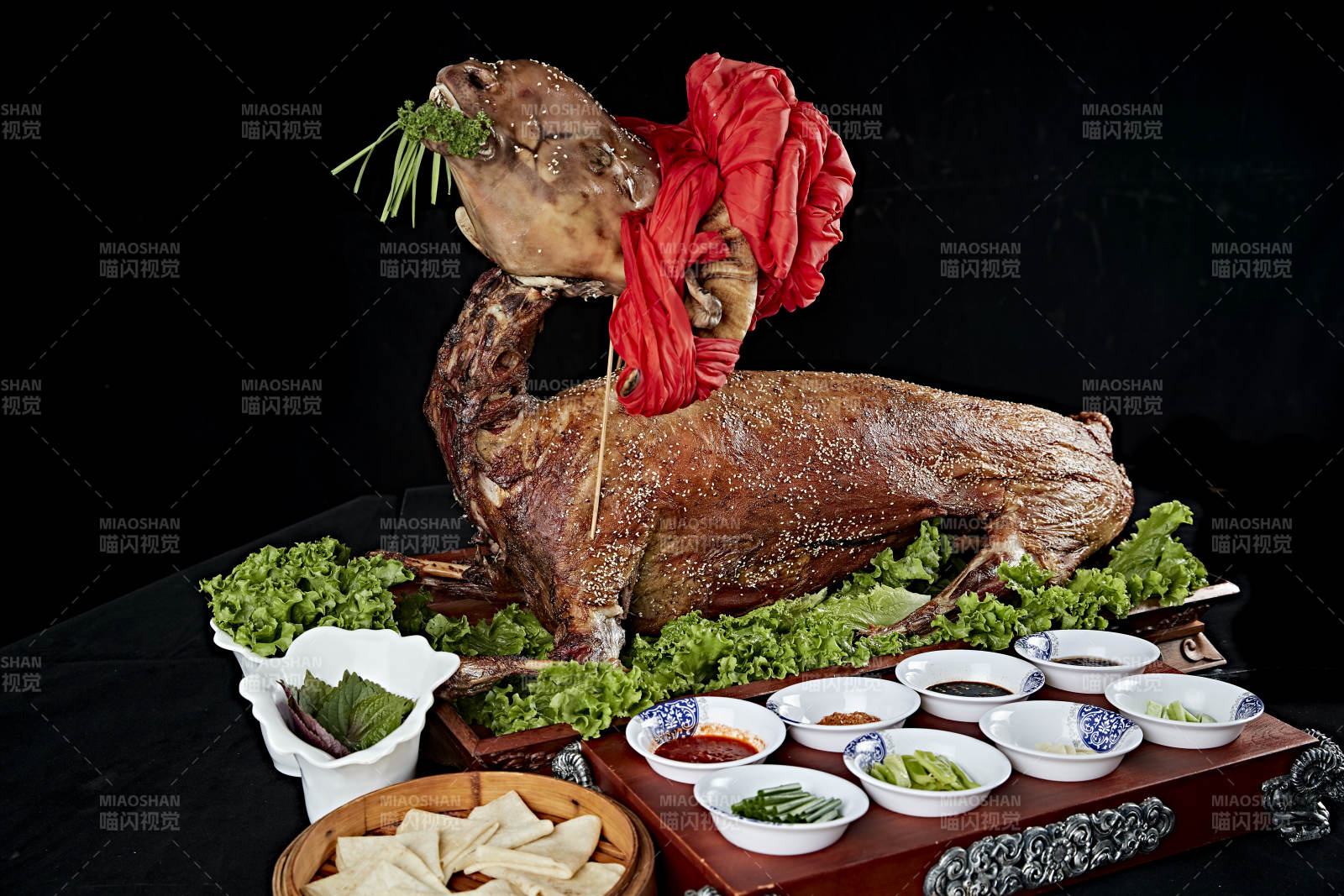 传统馕坑脆皮烤全羊