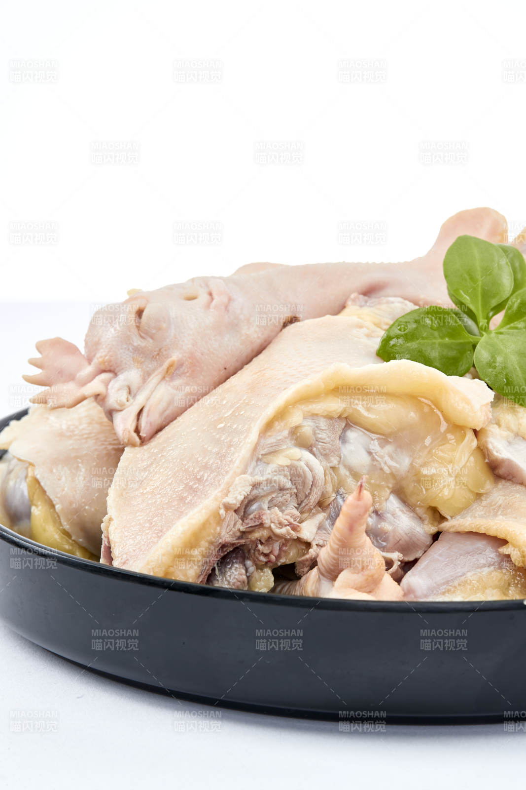 摆放在白色背景上分切好的生鲜鸡腿