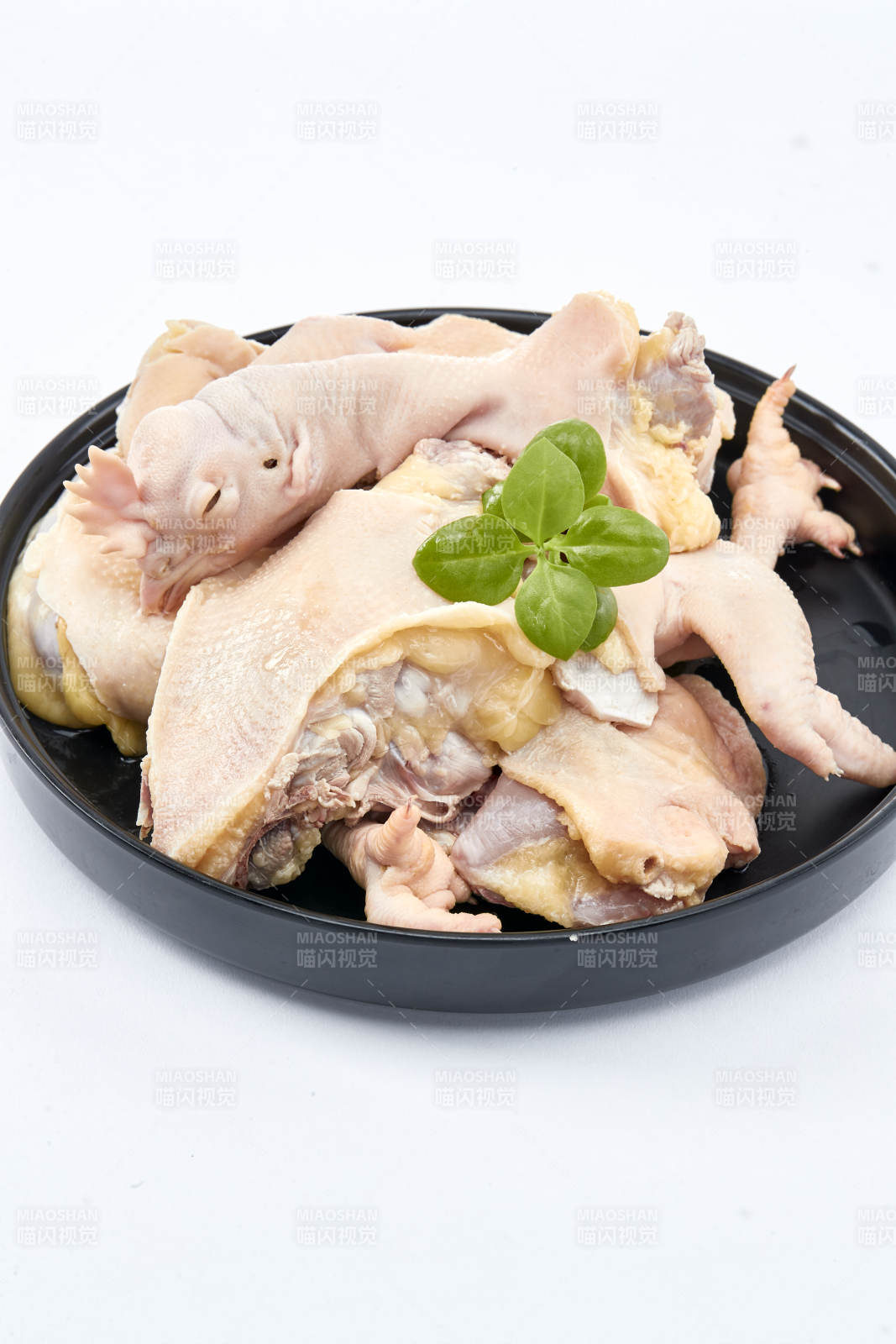 摆放在白色背景上分切好的生鲜鸡腿