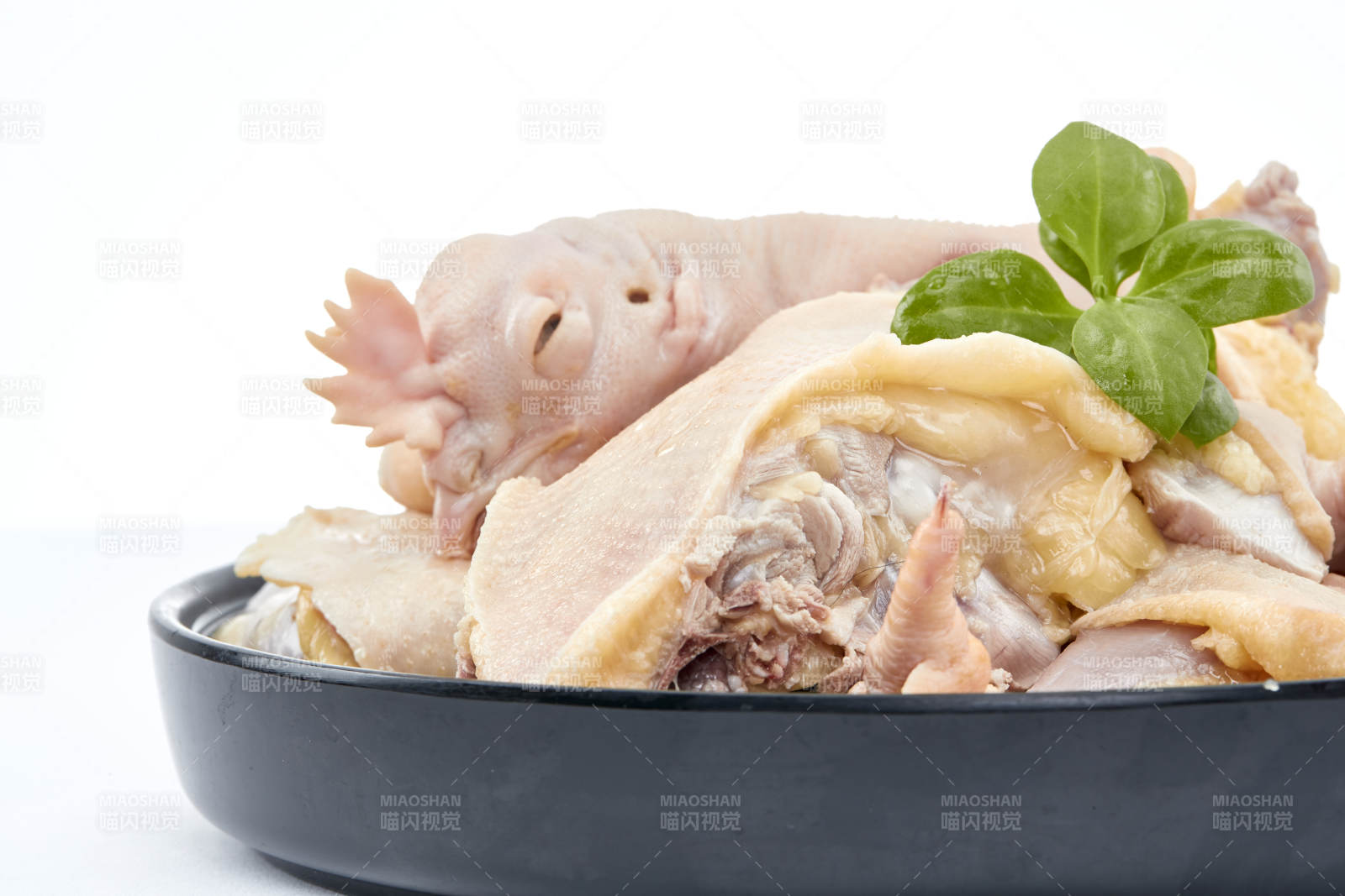 擺放在白色背景上分切好的生鮮雞腿