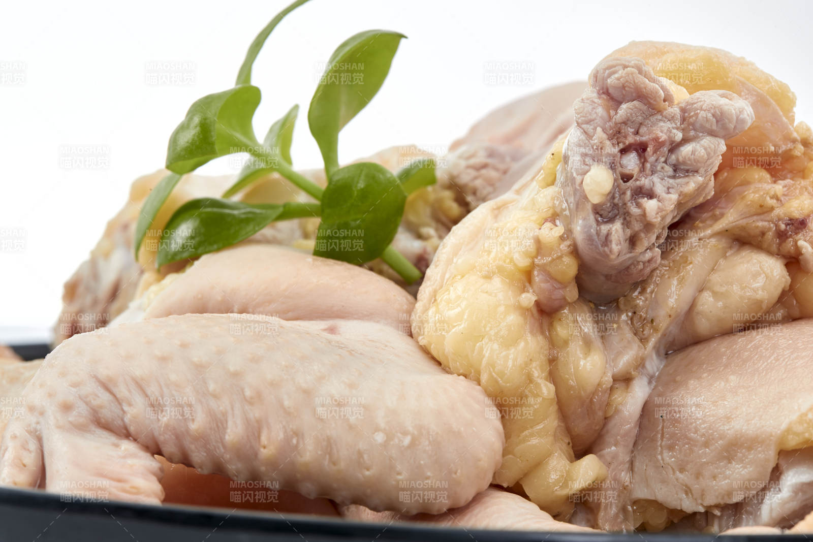 擺放在白色背景上分切好的生鮮雞腿