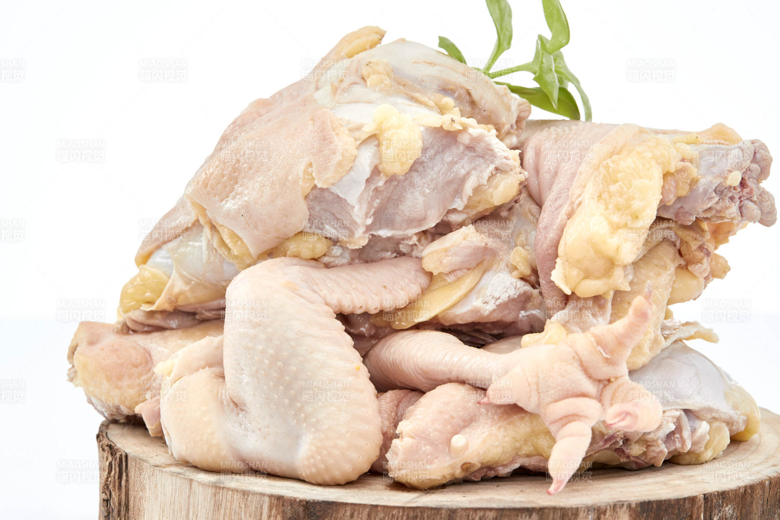 擺放在白色背景上分切好的生鮮雞腿