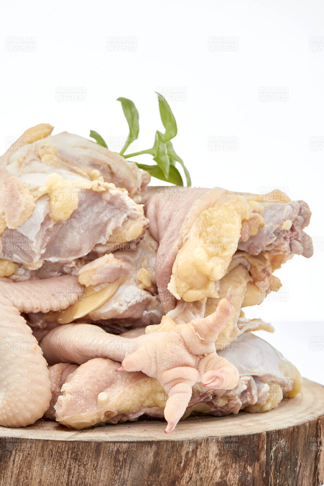 摆放在白色背景上分切好的生鲜鸡腿