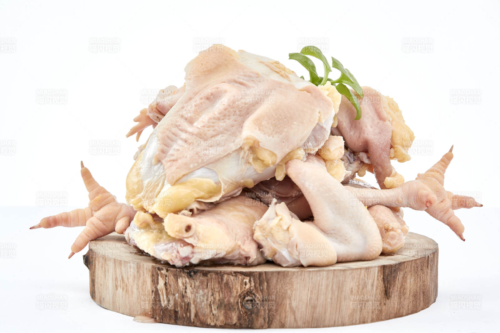 摆放在白色背景上分切好的生鲜鸡腿