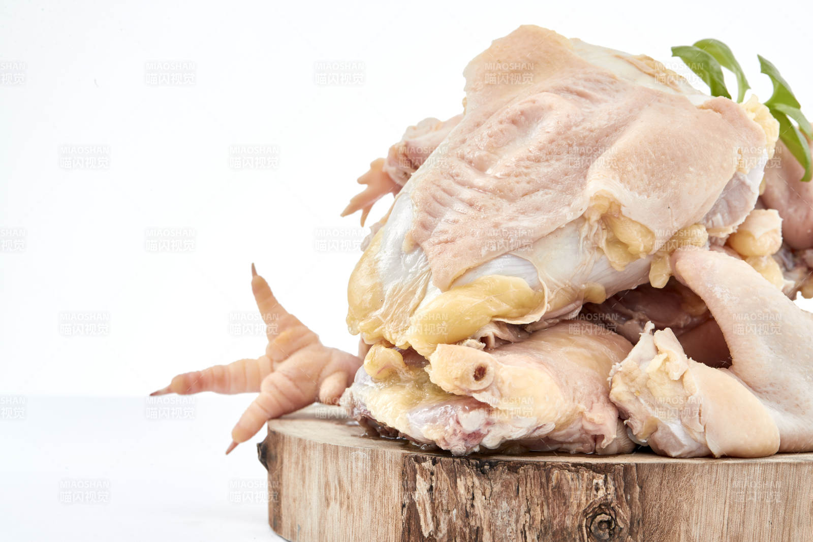 擺放在白色背景上分切好的生鮮雞腿