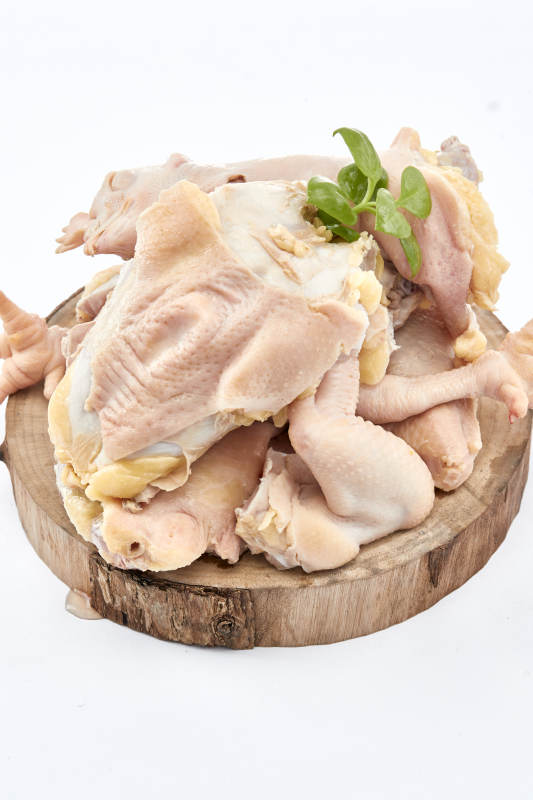 摆放在白色背景上分切好的生鲜鸡腿