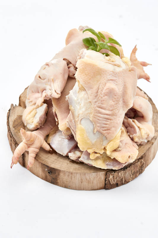 摆放在白色背景上分切好的生鲜鸡腿