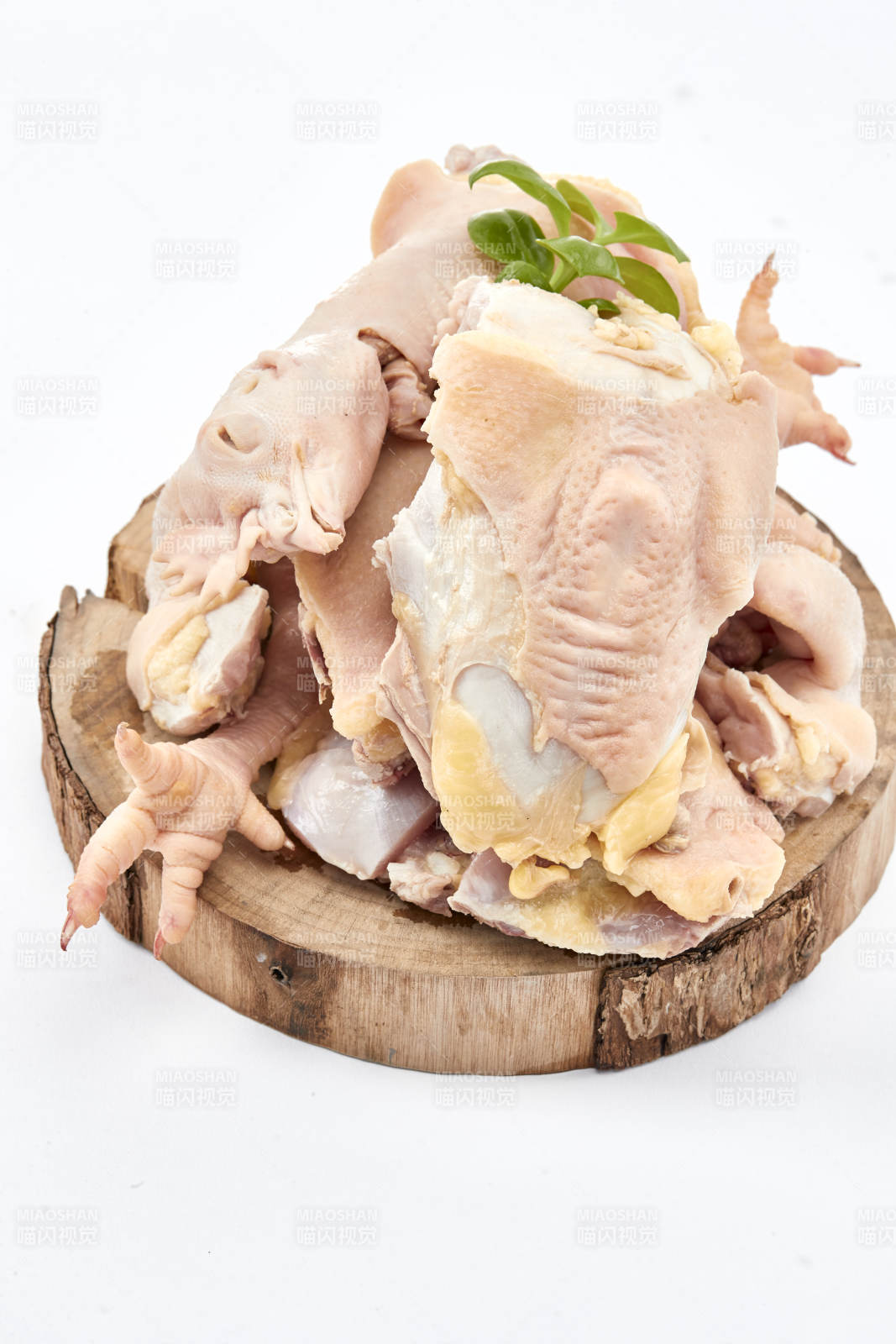 摆放在白色背景上分切好的生鲜鸡腿