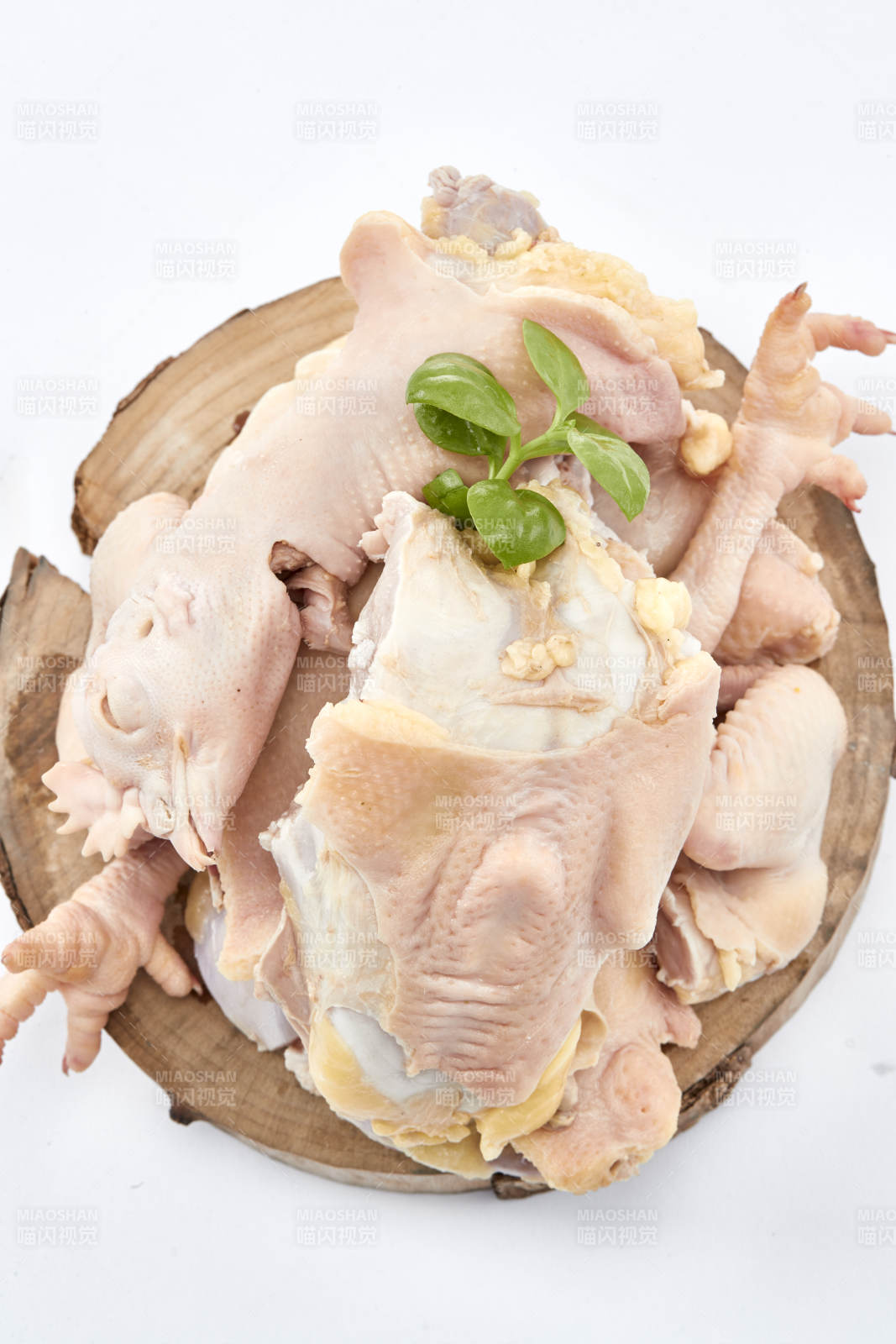 摆放在白色背景上分切好的生鲜鸡腿