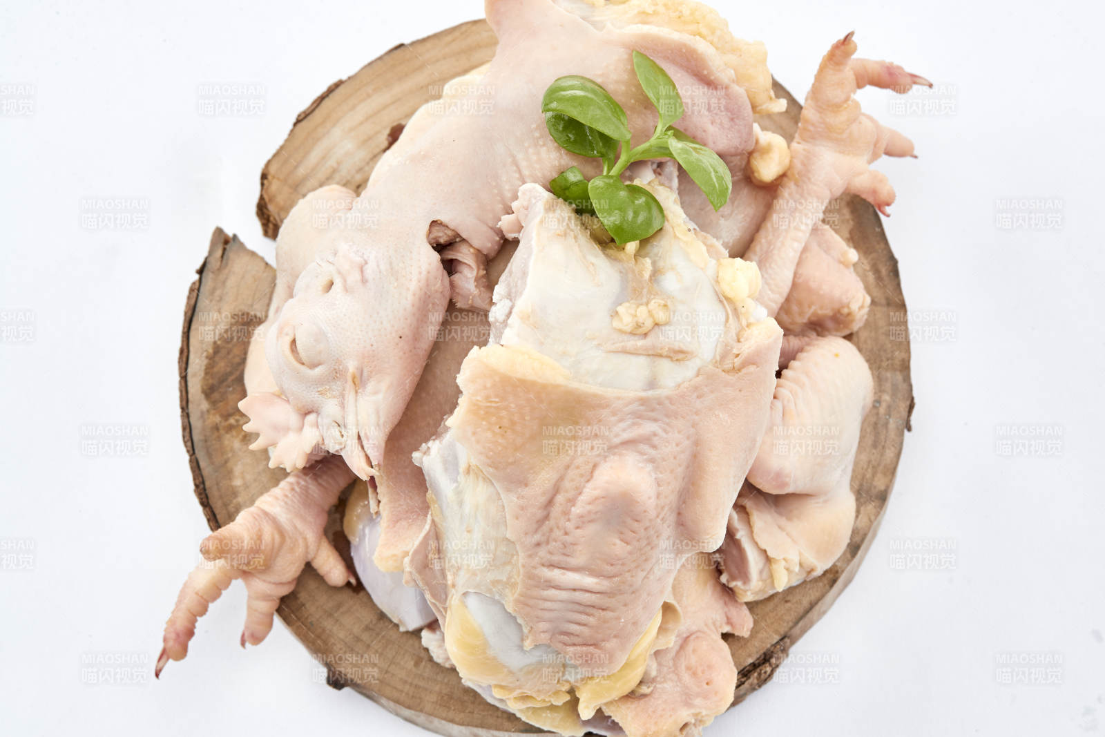摆放在白色背景上分切好的生鲜鸡腿