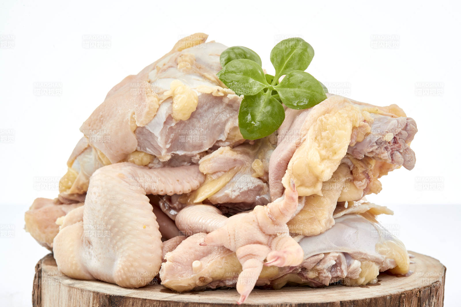 摆放在白色背景上分切好的生鲜鸡腿