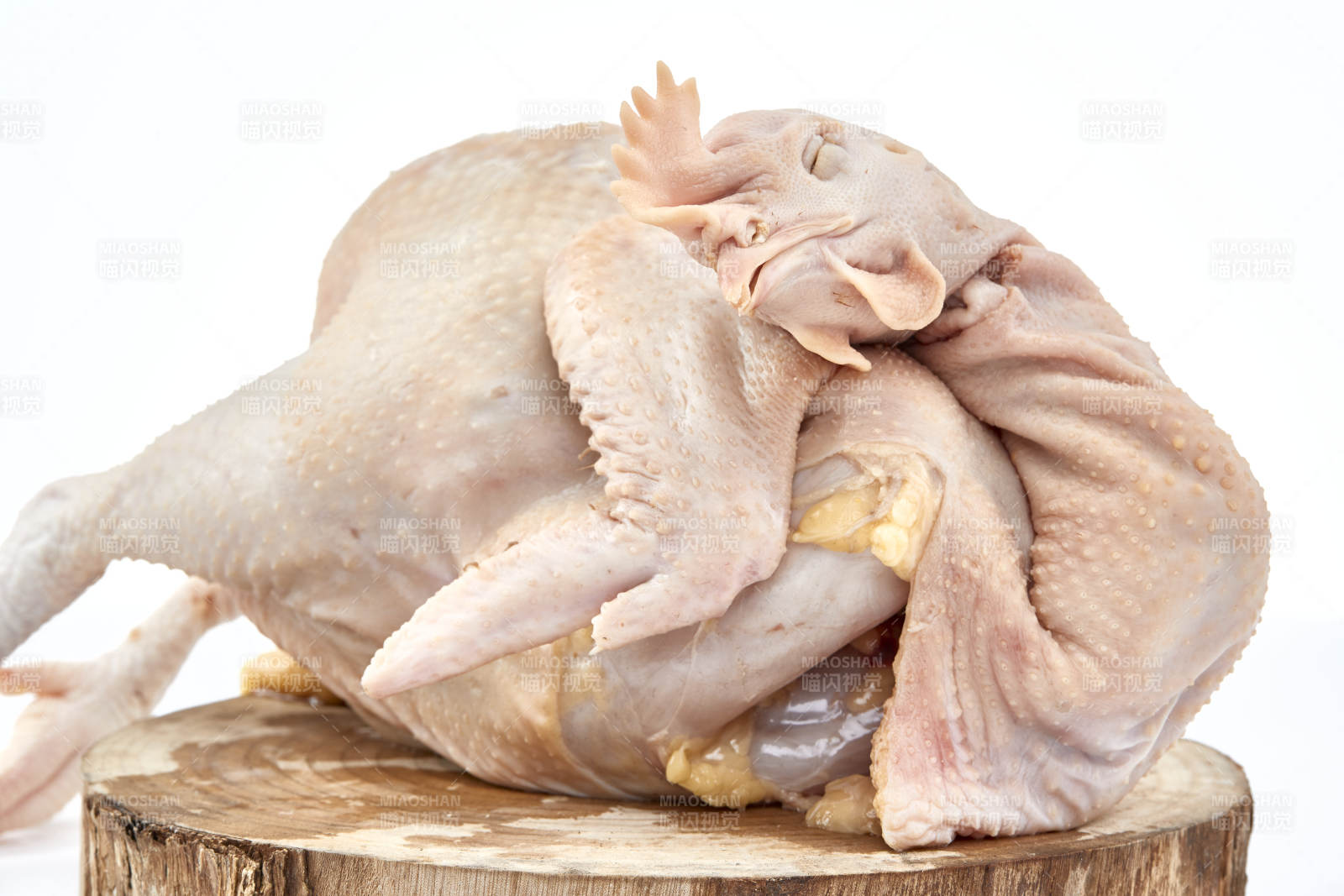 摆放在白色背景上的生鲜鸡肉整鸡