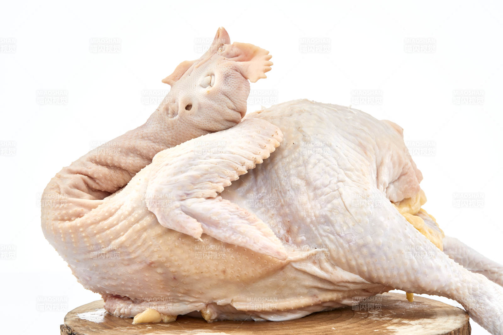 摆放在白色背景上的生鲜鸡肉整鸡