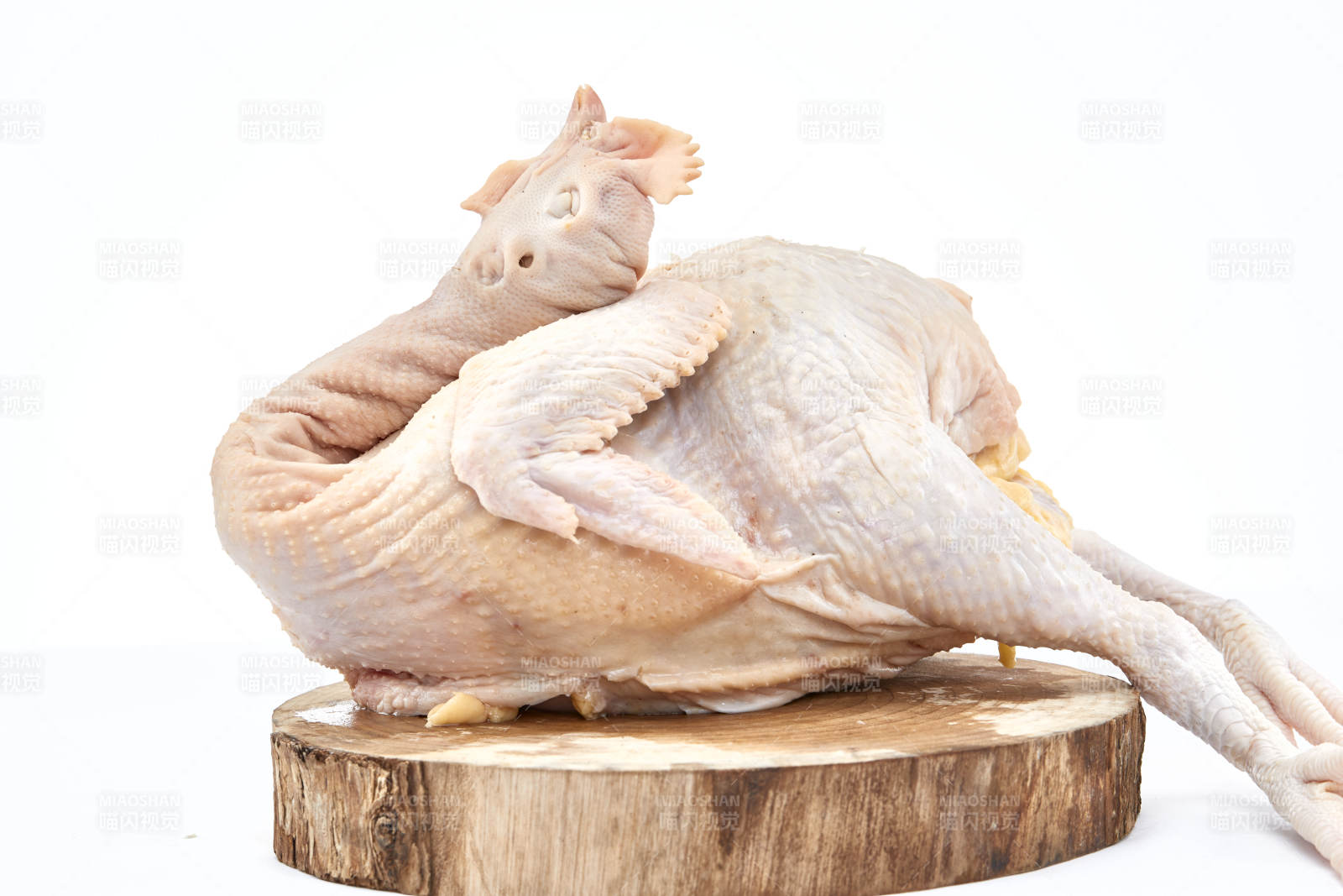 摆放在白色背景上的生鲜鸡肉整鸡