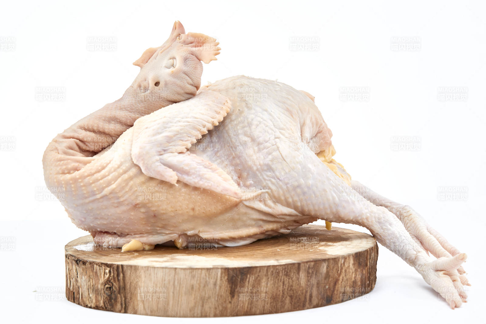 摆放在白色背景上的生鲜鸡肉整鸡