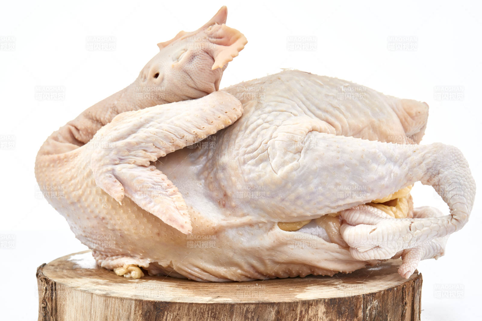 摆放在白色背景上的生鲜鸡肉整鸡