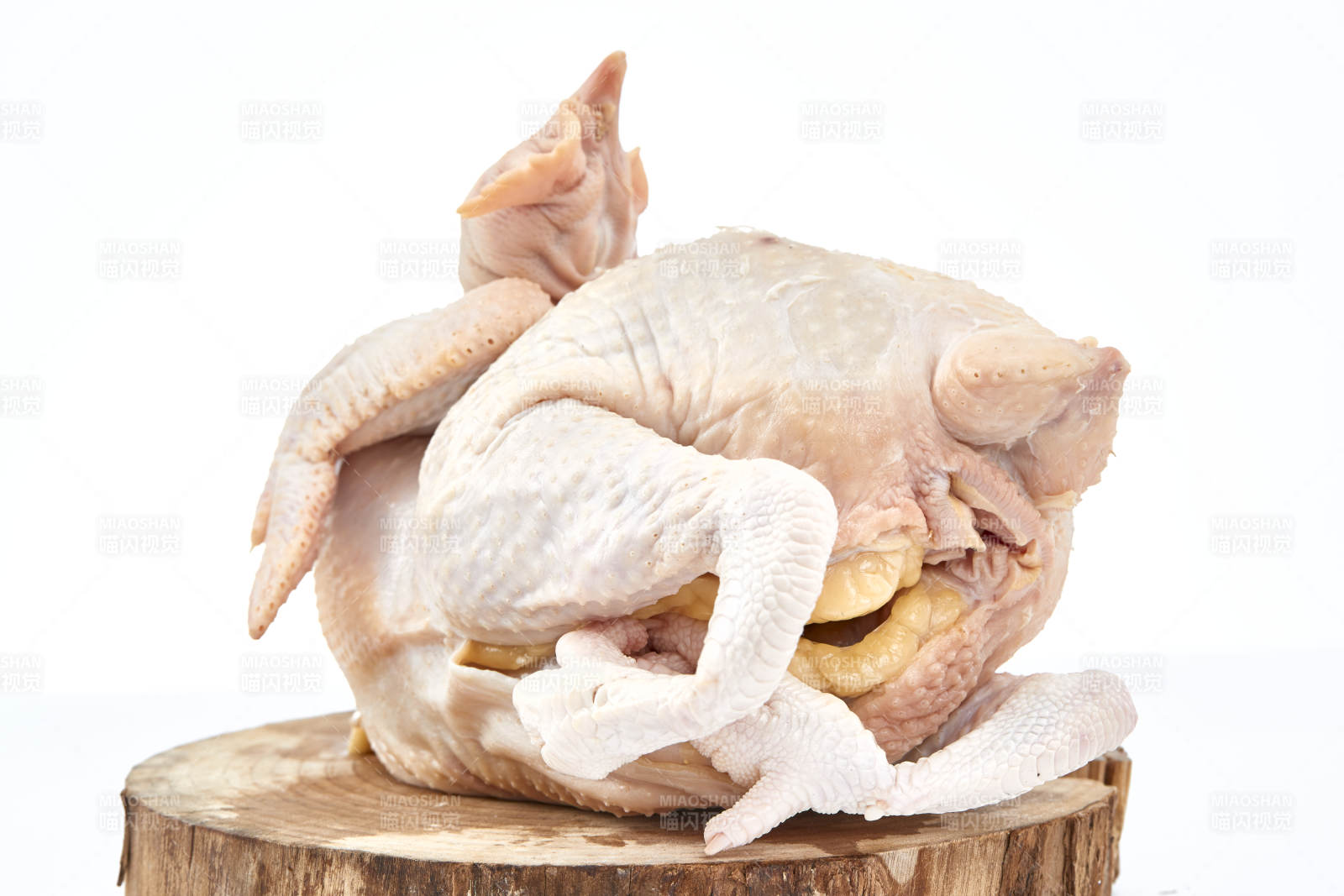摆放在白色背景上的生鲜鸡肉整鸡