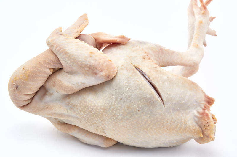 摆放在白色背景上的生鲜鸡肉整鸡