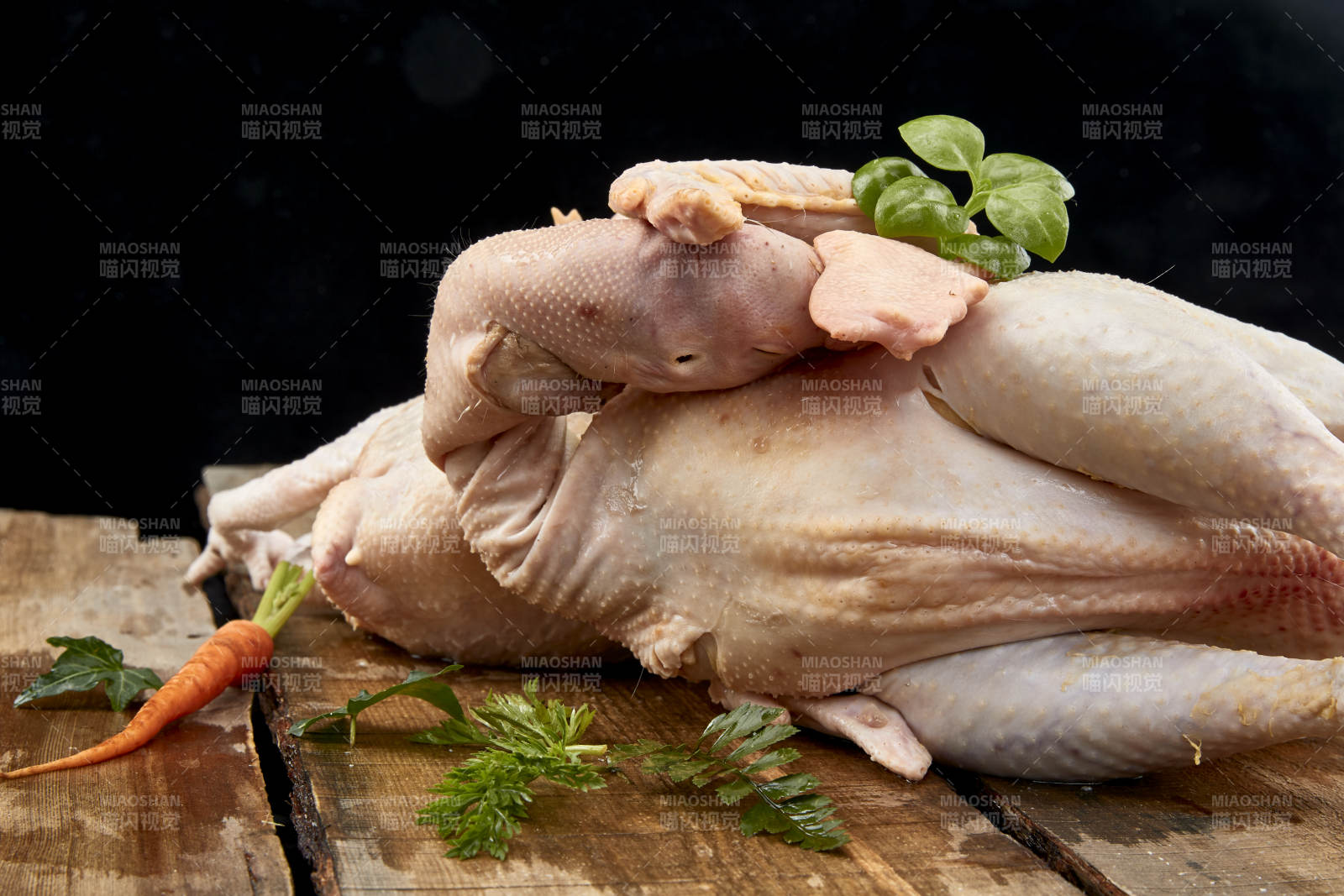 摆放在白色背景上的生鲜鸡肉整鸡